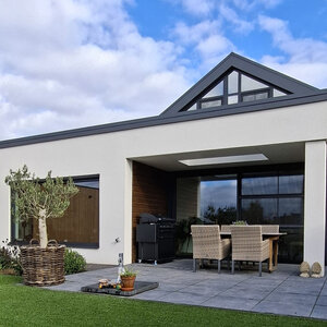 wit-gestucte-schuurwoning