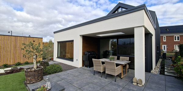 wit-gestucte-schuurwoning